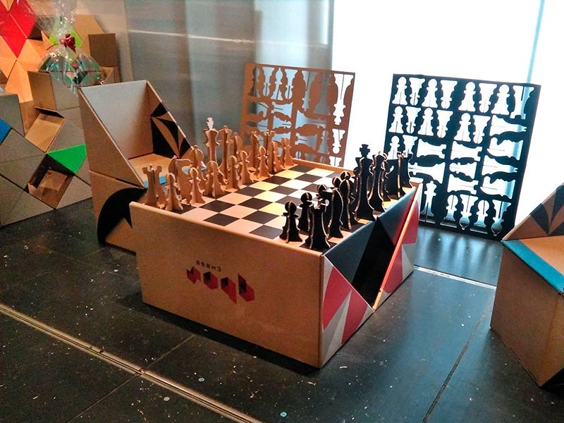 mesas sillas carton ajedrez