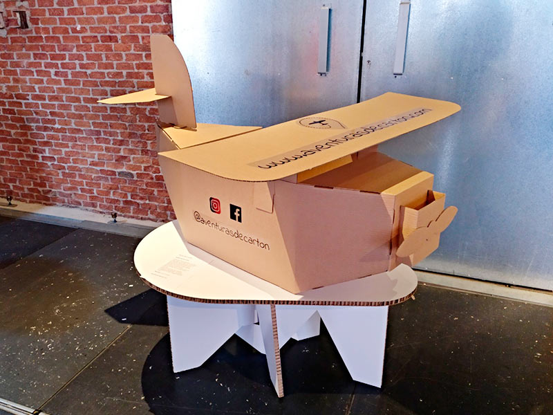 avión juguete hecho de cartón