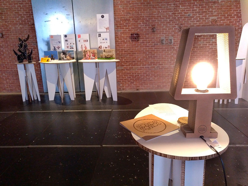 lámpara de mesa de cartón